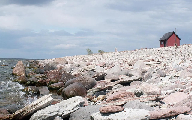 Stuga med havsutsikt och 50m till strand