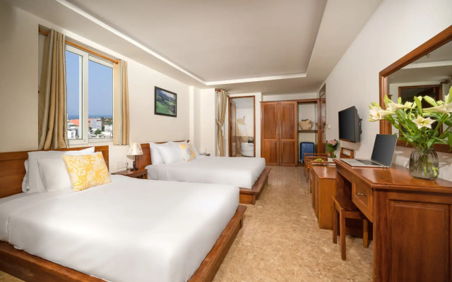 Titan Hotel