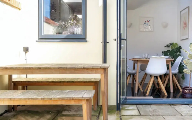 Stylish 2BD with Private Garden & Sauna