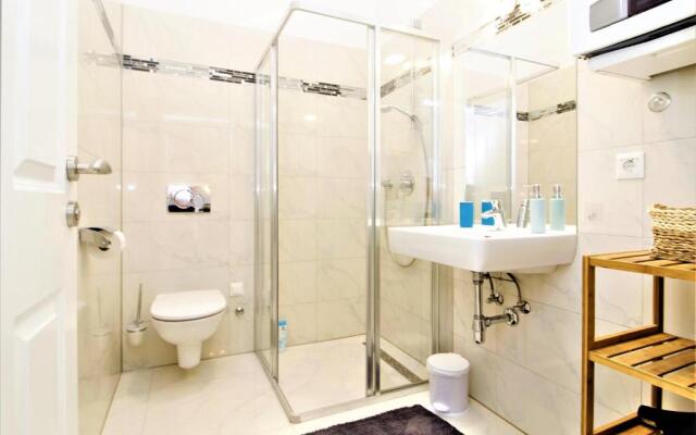 MARINE: Newly renovated 2nd district apartment