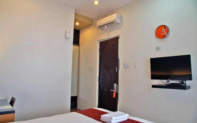 RedDoorz near Plaza Marina