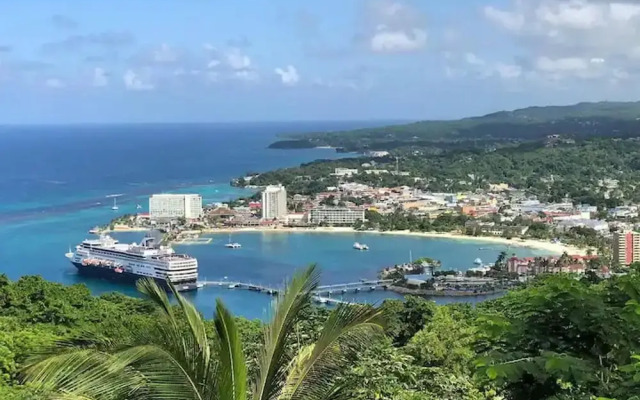 Unit 1, Palazzo, Rickets Drive, Runaway Bay