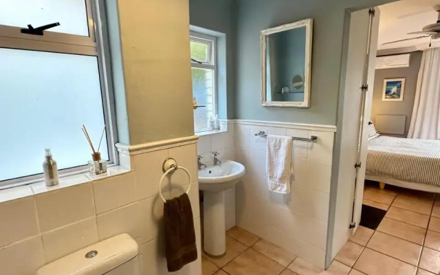Charming Guest Suite in the Constantia Wine Valley (Adults Only)