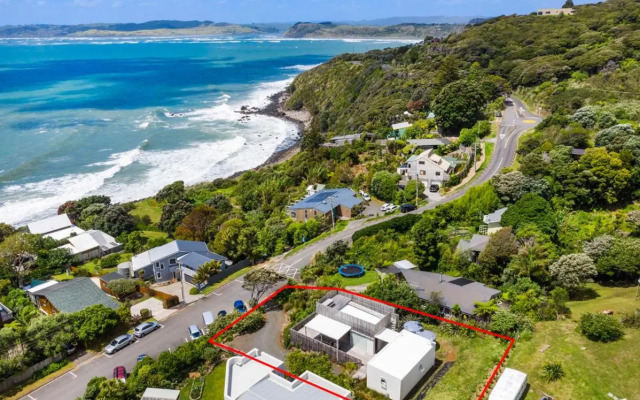 Surf Fortress - Raglan