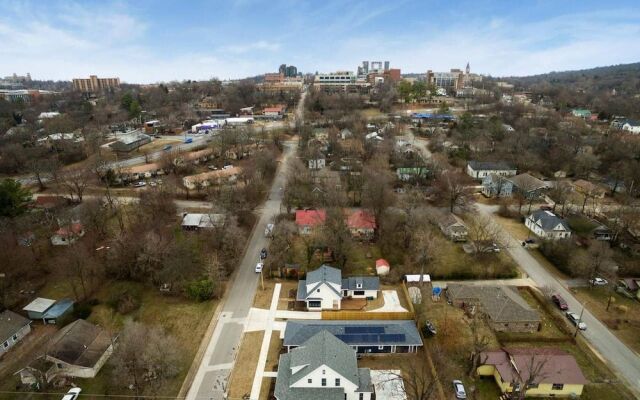 The SoFay Farmhouse - 1 Mile From U of A - Luxury Amenities