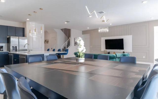 Sophisticated 9 Bedroom Close to Disney