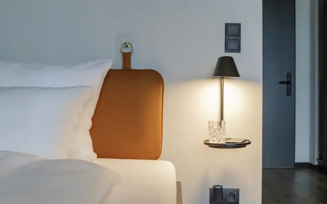 Black F House - Serviced Apartments