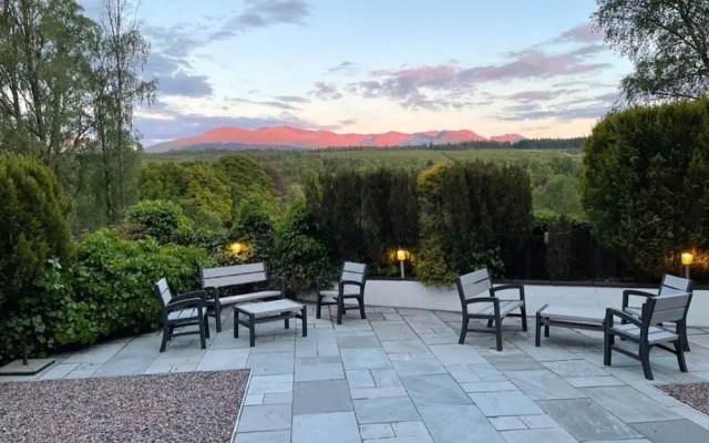 Highland Comfort With Mountain Views