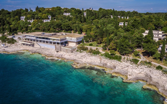 Splendid Golden Rocks Resort
