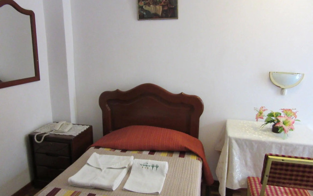 Las Palmeras Inn