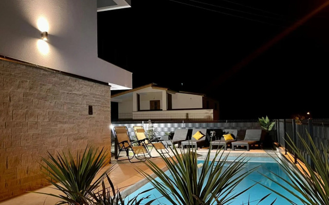 J&N Hill's Residence with swimming pool