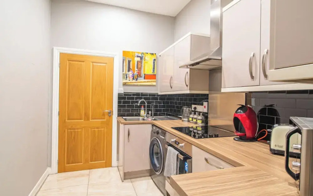 Stylish & Spacious Apartment With Private Balcony
