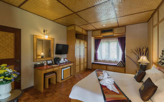 Coral Hotel Bangsaphan