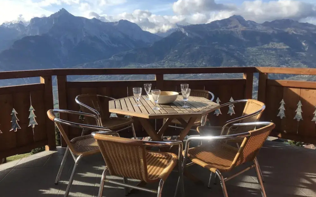 Authentic Apartment With Mountain View