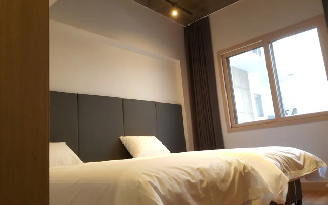 Renaissance Hotel - Hostel