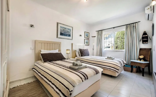 4 Bedrooms Private Pool Close To All Amenities