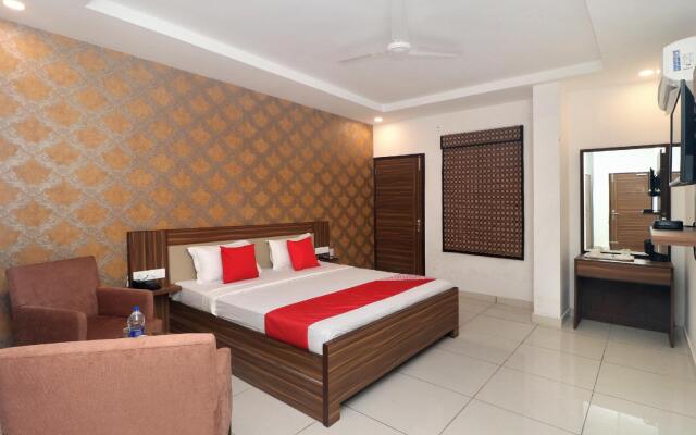 OYO 19817 Hotel Star 79