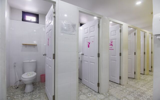 OYO 705 Hostel@seatzstation