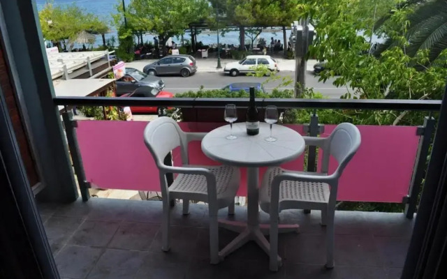 Okeania Seafront Rooms in Kamena Vourla