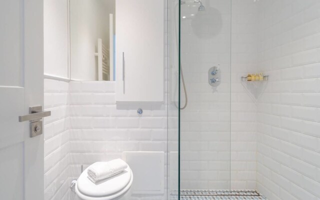 Fantastic 1BR Home - 1 Stop To Canary Wharf!