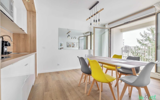 Apartment With Balcony in Paris