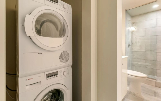 Vibrant Condo near Must-See Attractions