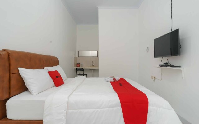 RedDoorz Syariah near Exit Toll Jatiwarna 2