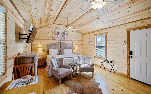 Fancy Cabin Right on Main St!