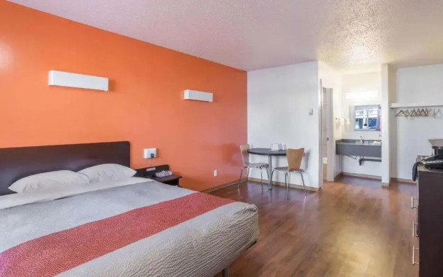 Motel 6-Camrose, AB