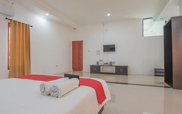 RedDoorz near Jatinangor Town Square – Guest Rooms – Sumedang