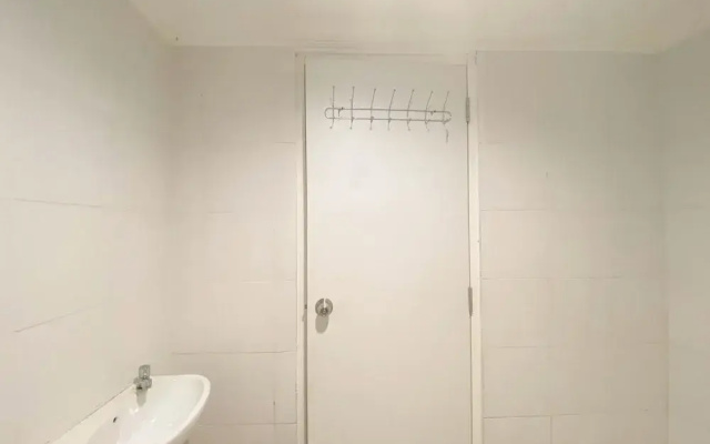 Simple White Accent Studio At Apartment Paltrow City