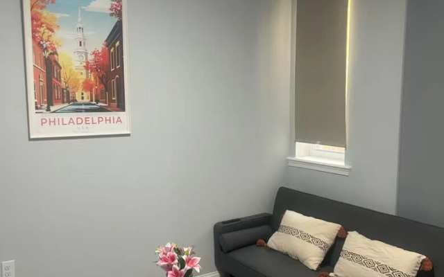 Cozy 2-3 Bedroom Apt in Center City