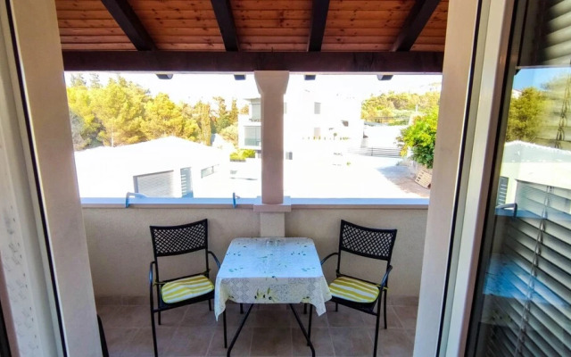 Leana - Great Location and Close to Beach - A1
