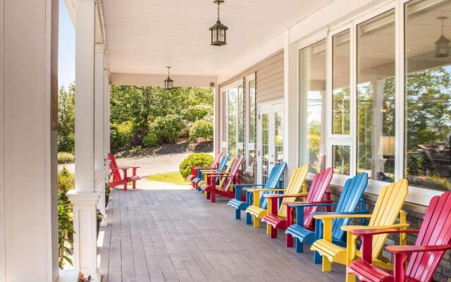 Econo Lodge & Suites