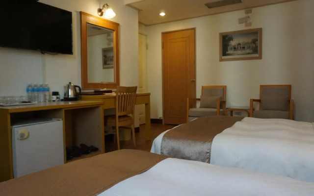 Riverside Hotel