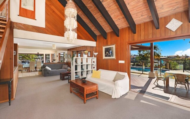 Schman55-Waterfront, Resort-Style Entertainer