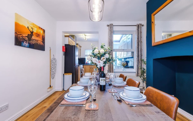 NEW Spacious Stylish Home City Centre Sleep 4