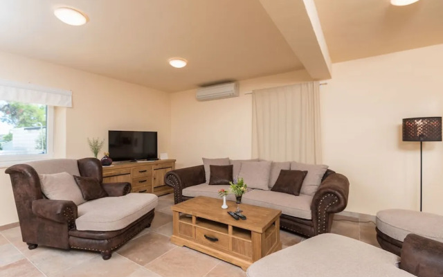 Sandra - With Swimming Pool - H