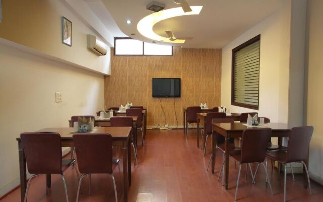 OYO 2216 Hotel Live Inn