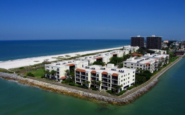 Land's End 204 Building 9 Beachfront Condo / Updated / Gated