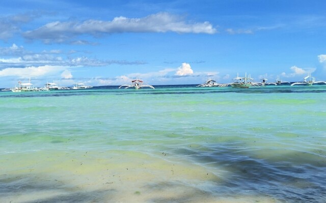 On Board Panglao Beach Hostel and Resort
