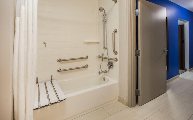 Holiday Inn Express & Suites Redding by IHG