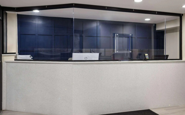 Travelodge by Wyndham Manhasset