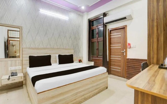 OYO 16721 Divine Hotel