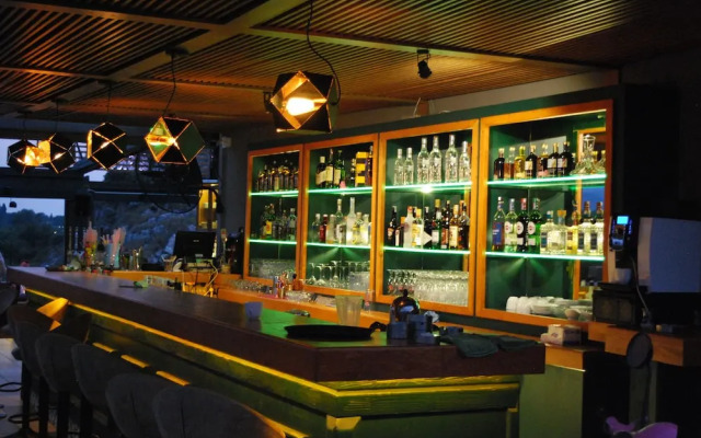 Palmyra Hotel & Sky Lounge