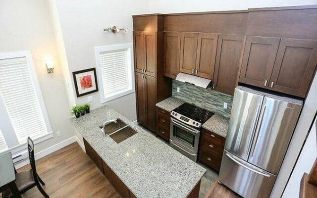 Harrison Lake View Suites