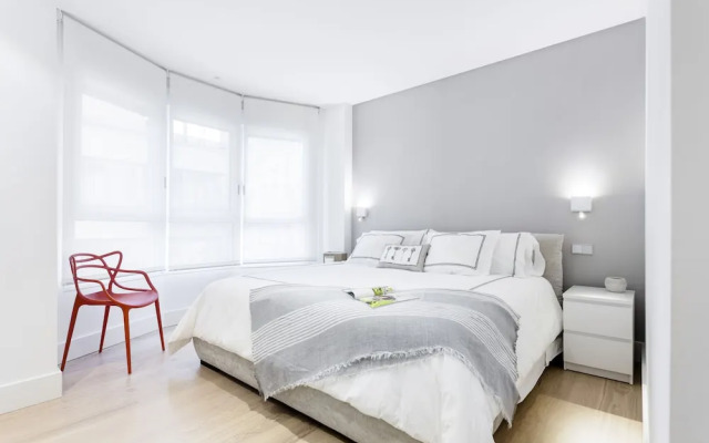 Velazquez Apartments by FlatSweetHome