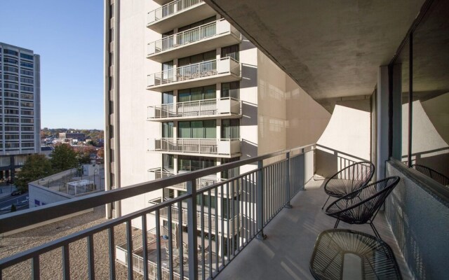 Charming Elegance Crystal City Apartment