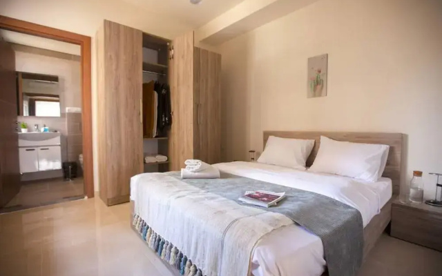 Sioufi - 2-BR Apartment With a Balcony