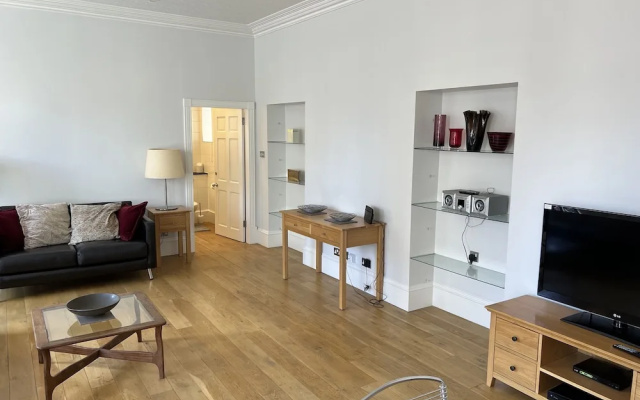 Central 1-bed Apartment in Inverness, Sleeps 4